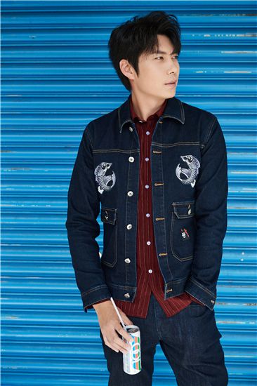 艾伦成熟魅力写真曝光 别具一格诠释时尚态度