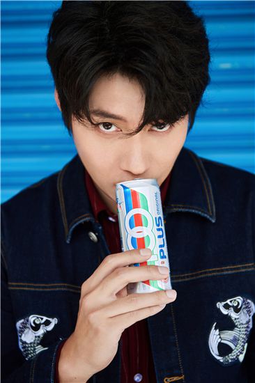 艾伦成熟魅力写真曝光 别具一格诠释时尚态度