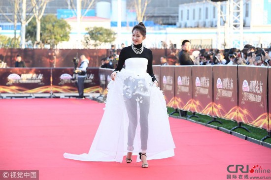 电视剧品质盛典:杨幂仙气足 关晓彤透视打底裤