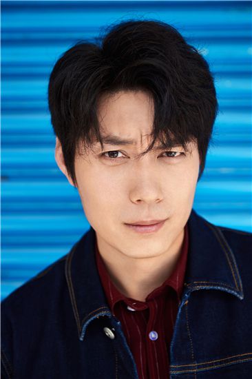 艾伦成熟魅力写真曝光 别具一格诠释时尚态度