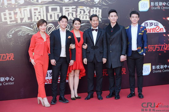 电视剧品质盛典:杨幂仙气足 关晓彤透视打底裤