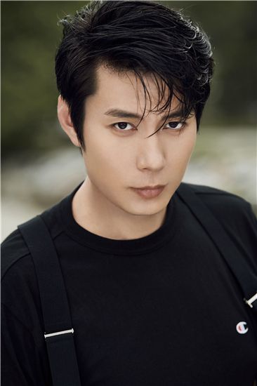 艾伦成熟魅力写真曝光 别具一格诠释时尚态度