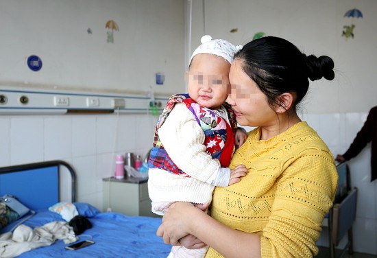 1岁宝宝喝下开水 医护人员全力抢救助其脱险