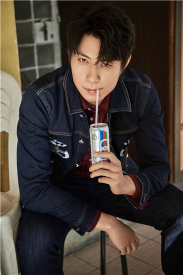 艾伦成熟魅力写真曝光 别具一格诠释时尚态度