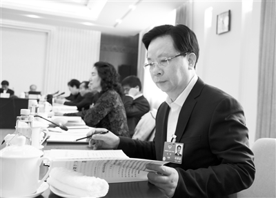 委员刘昕建议:重视发展环保型塑化剂