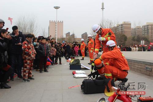 虞城消防:走上街头 普及宣传消防知识