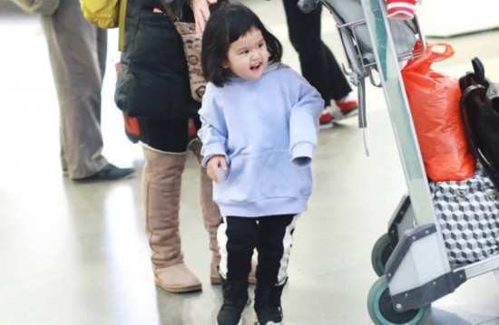包贝尔女儿穿情侣装现身饺子包双腿扮鬼脸萌跪表情包夫妇图地图片
