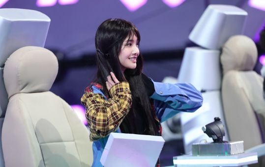 郑爽录综艺节目近照曝光笑起来是小仙女本人了