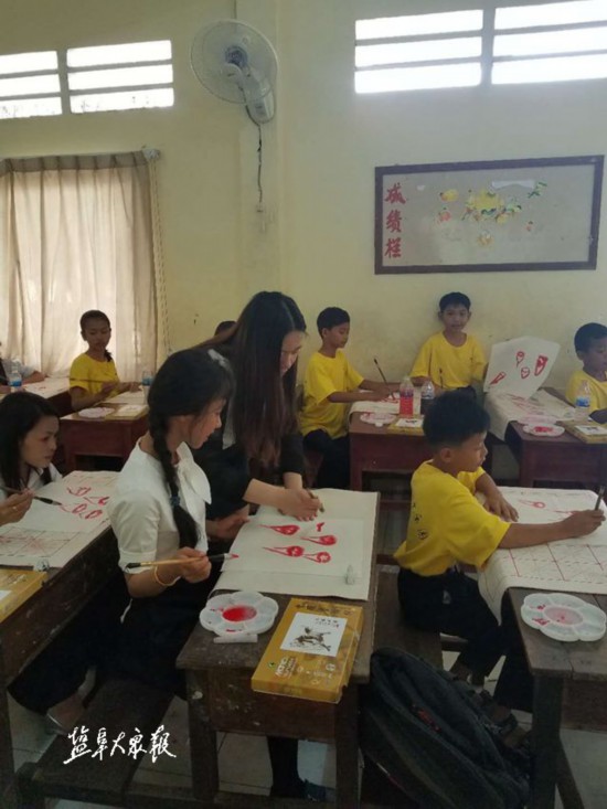 一个教书法一个教国画 盐城教师赴柬埔寨传道