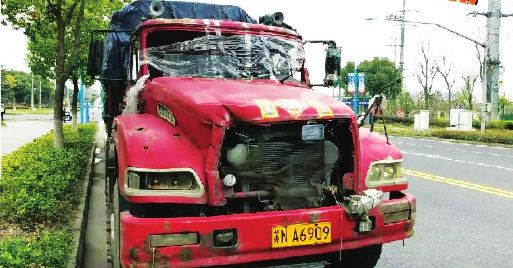 苏州张家港交警查获一货车 撞碎前挡玻璃竟敢上路