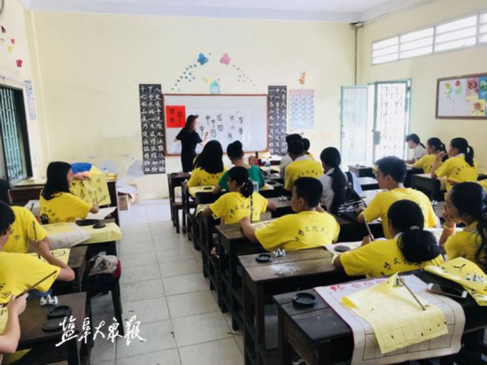 一个传道法一个教机场盐城国画赴柬埔寨教书教师情趣过能带安检图片