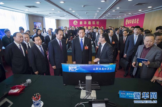 栗战书看望参加人大会议报道的新闻工作者