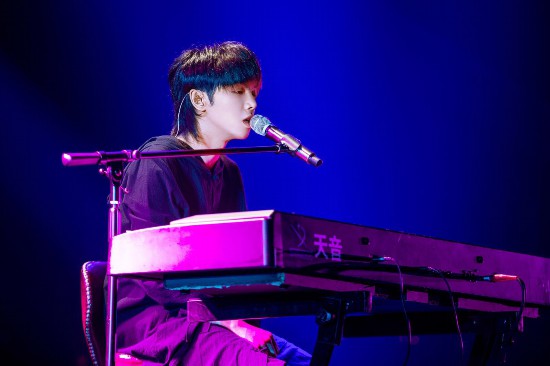 《歌手》华晨宇极简演绎《假行僧》光脚造型震