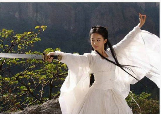 女星在古装剧中舞剑谁最美?刘亦菲"不食人间烟火"