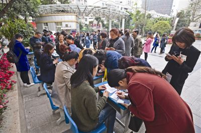 12岁女孩车祸中失去双亲 重伤住院成孤儿 现场