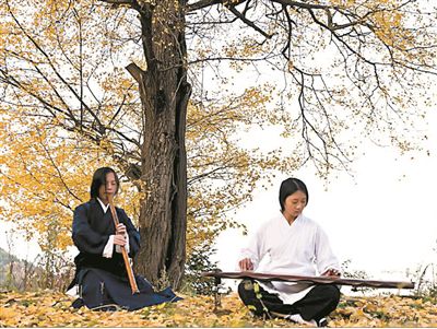 夫妻隐居武当山 粗茶淡饭抚琴练剑把日子过成