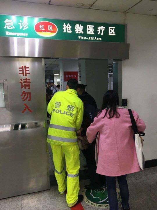 暖心!成都一女子雨天晕倒警民接力抱进医院
