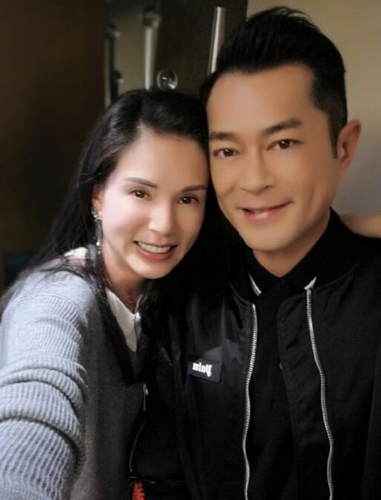 李若彤古天乐合影 网友:不变的姑姑,变黑的过儿