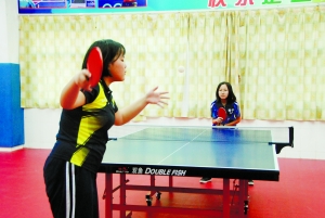 东莞中小学生乒乓球赛 参赛运动员超300人
