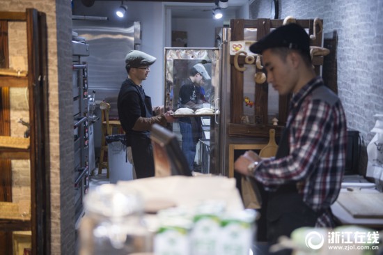 浙大医学硕士弃读博士改卖面包:工作开心最重