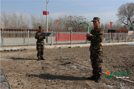 防暴弹有几种投掷姿势?看武警兵哥演示标准答