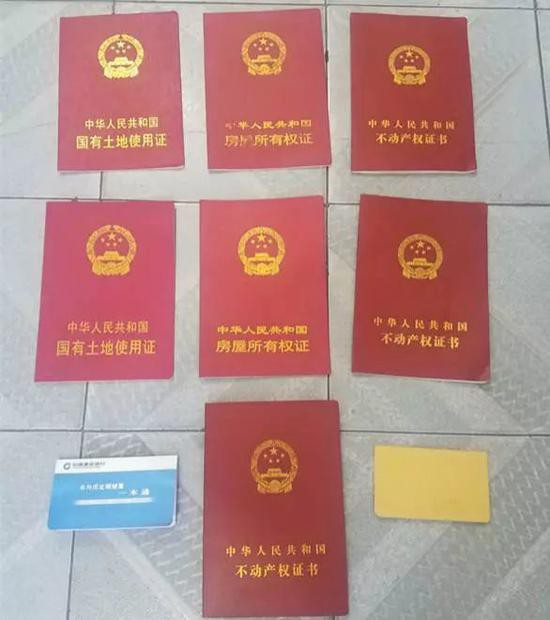 为了更加直观的让女方信服,段某星制作了多本假房产证