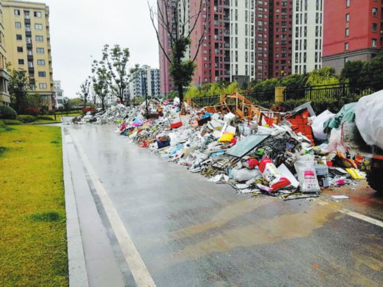 苏州一小区里装修垃圾堆成小山 清运公司为涨价而“罢运”