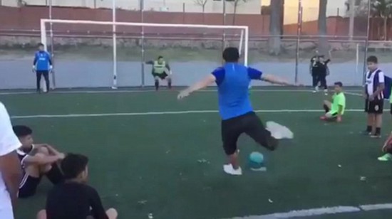 阿根廷街头球员假动作罚点球 完美得分走红网
