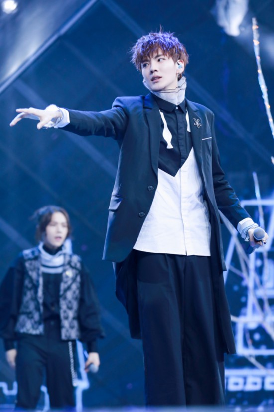 乐华七子《偶像练习生》成功晋级 兄弟暂别引