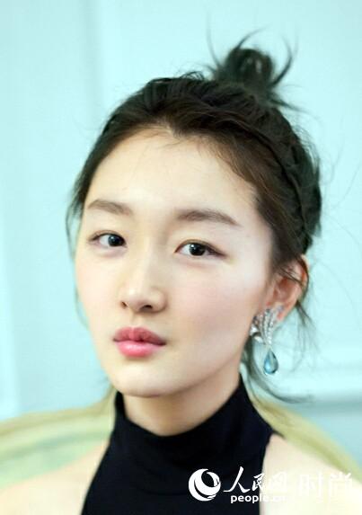 周冬雨娜扎关晓彤示范丸子头 甜美中带着优雅