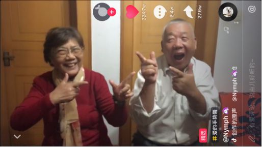 七旬老夫妻玩抖音 網友：這就是愛情的樣子