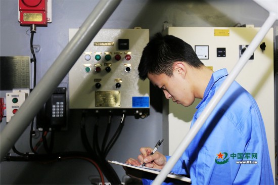 远望22号抵达天津港 火箭运输船要模拟吊装了