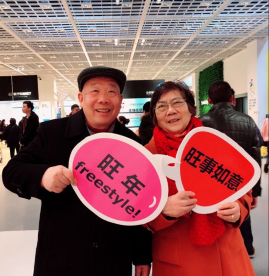 七旬老夫妻玩抖音 網友：這就是愛情的樣子