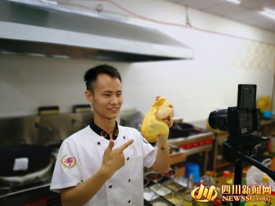 自贡厨师秀才艺意外走红 辞职做网红