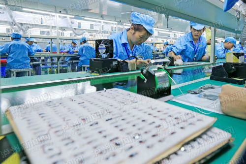 工人们加紧生产。 泸州日报记者 牟科 摄