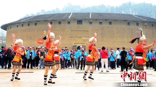 世遗华安土楼来了一群台湾客人