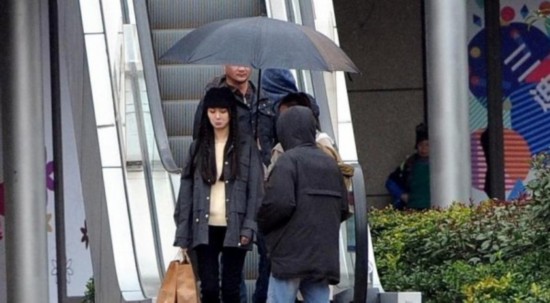 郑爽街头拍新戏获专人撑伞陪同 长发飘飘一脸