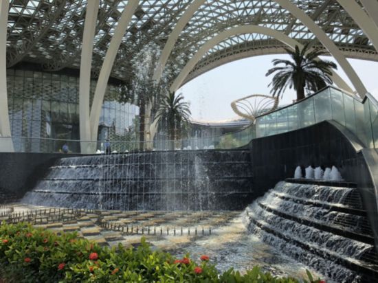 A fountain at China Duty Free Mall is ready to welcome visitors in Sanya, Hainan province, March 27, 2018. [Photo: China Plus/Ge Anna]