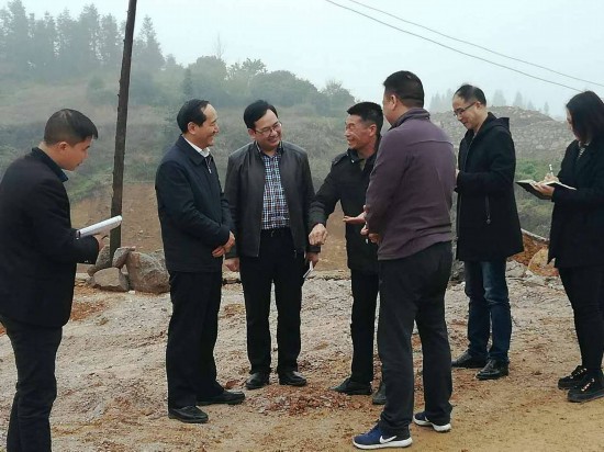 黔东南州委副书记,州政法委书记,凯里市委书记杨昌鹏到香炉山村指导