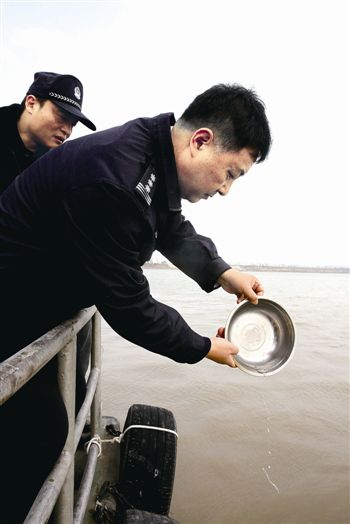 捕了22条鳗鱼苗 泰州一男子面临刑事处罚