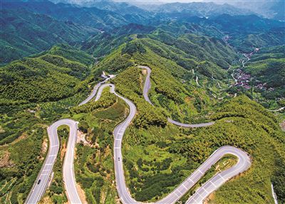 美丽公路照亮乡村振兴梦   在宁海与新昌交界处900多米的高山上,望海
