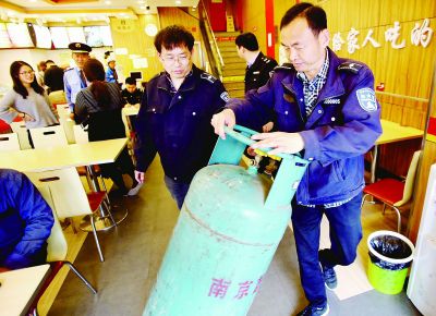 南京沙洲街道一社區清除居民小區安全隱患