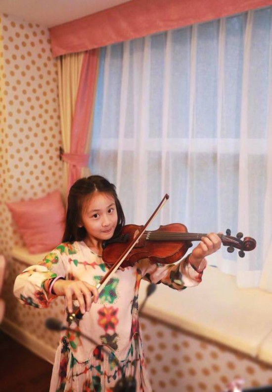 田亮晒儿子弹吉他帅照 小亮仔换新发型更像爸