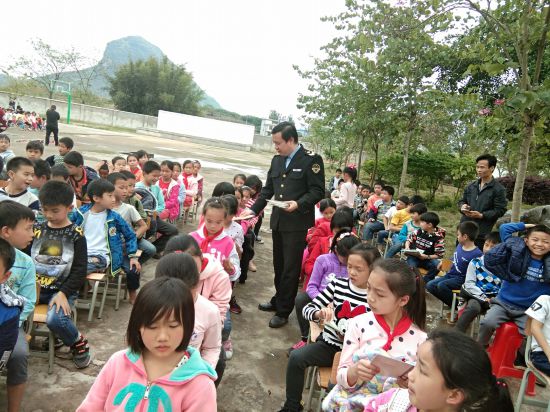 鹿寨县平山食药监所开展食品药品安全知识