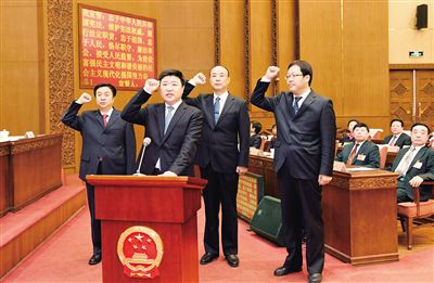 内蒙古自治区十三届人大常委会第二次会议闭会