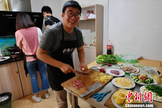 福建大学毕业生开共享厨房 让民众体验下厨乐