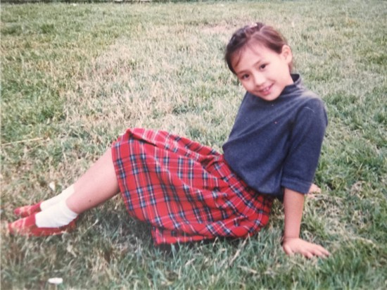 马思纯童年照首曝光 双马尾大长腿少女感十足