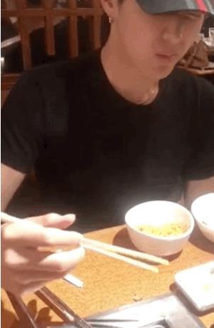 吴亦凡做吃鱼挑战 表情扭曲痛苦十分直接摔筷子