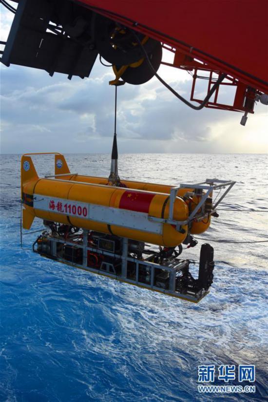 中国“海龙11000”潜水器2000米级海试成功