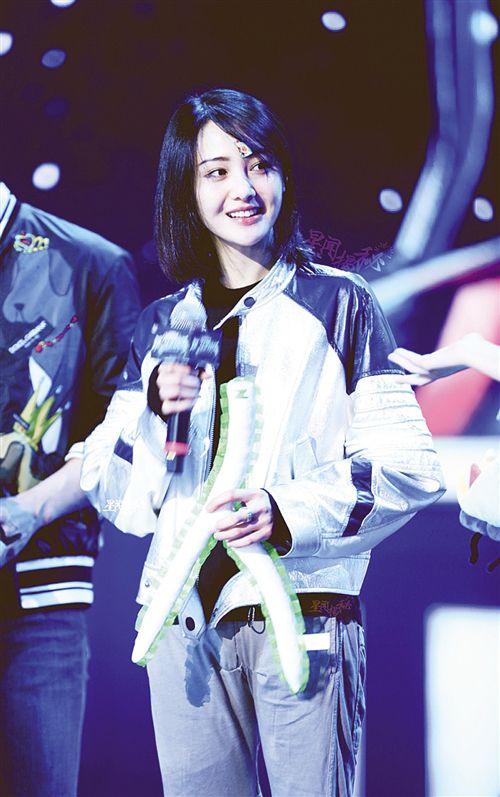 郑爽出席媒体群访 额头上的卡通痘痘贴抢镜